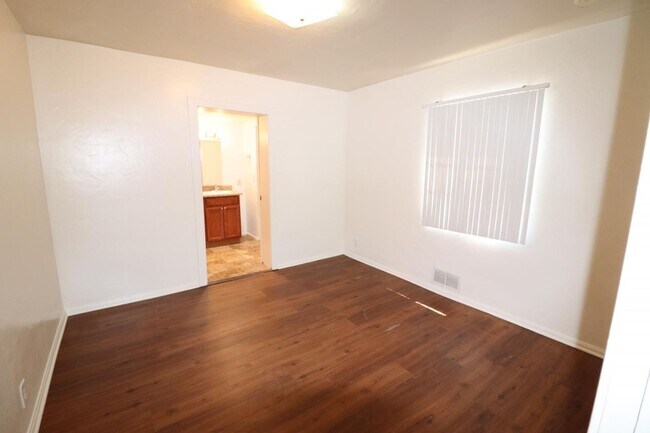 Building Photo - 3 Bedroom 2 Bathroom