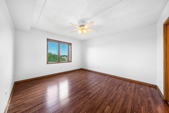 Building Photo - 5555 N Cumberland Ave