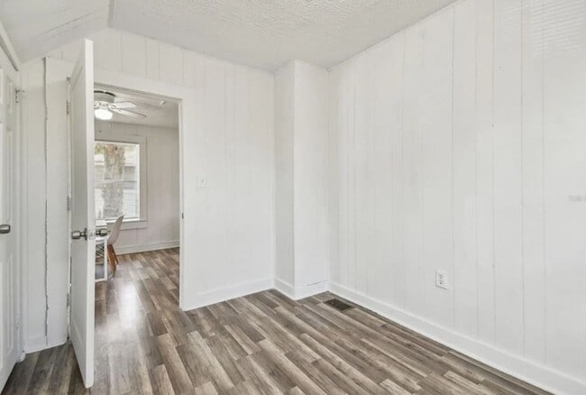 Building Photo - Housing Voucher Accepted: Charming 4-Bedroom Home in Saint Petersburg