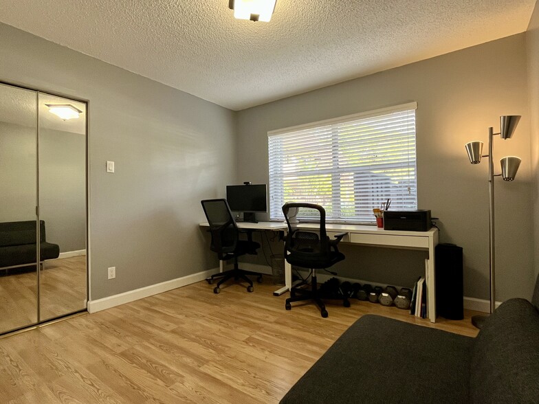Building Photo - 13720 SW 90th Ave