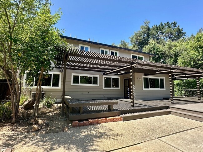 Building Photo - 4 Bedroom Home + Den in Saratoga!
