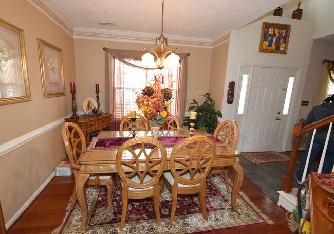 Building Photo - Quiet Cul-de -sac