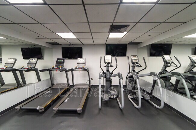 Building Photo - 400 E Colonial Dr