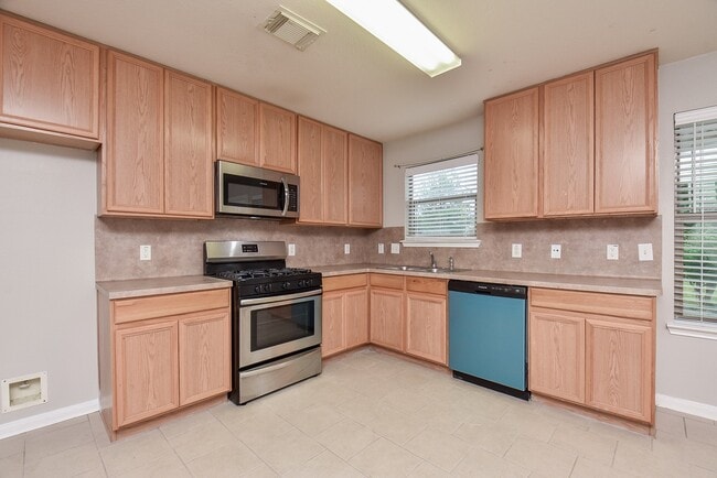 Building Photo - 15327 Mission Oak Dr