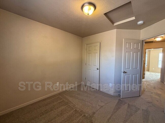 Building Photo - 3155 S Hidden Valley Dr