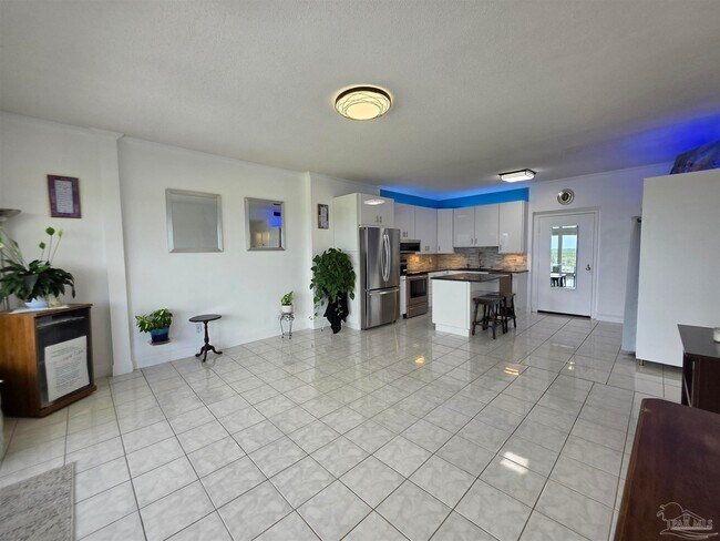 Building Photo - 825 Bayshore Dr