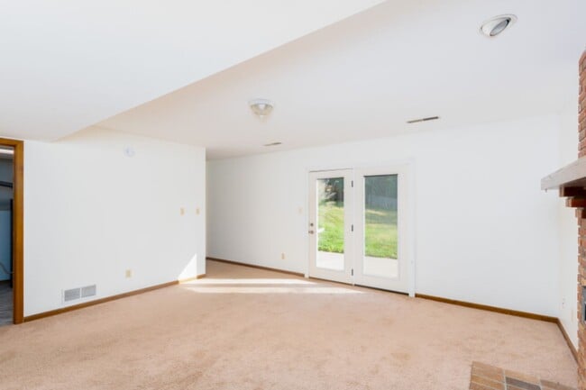 Building Photo - Fantastic Location! Close to MKT & Twin Lakes! 3BR/2.5BA/2000sqft., 2-Car Garage, Large Fenced Ya...