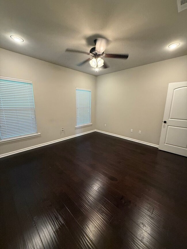 Building Photo - 3 BEDROOM IN FABULOUS NEIGHBORHOOD!