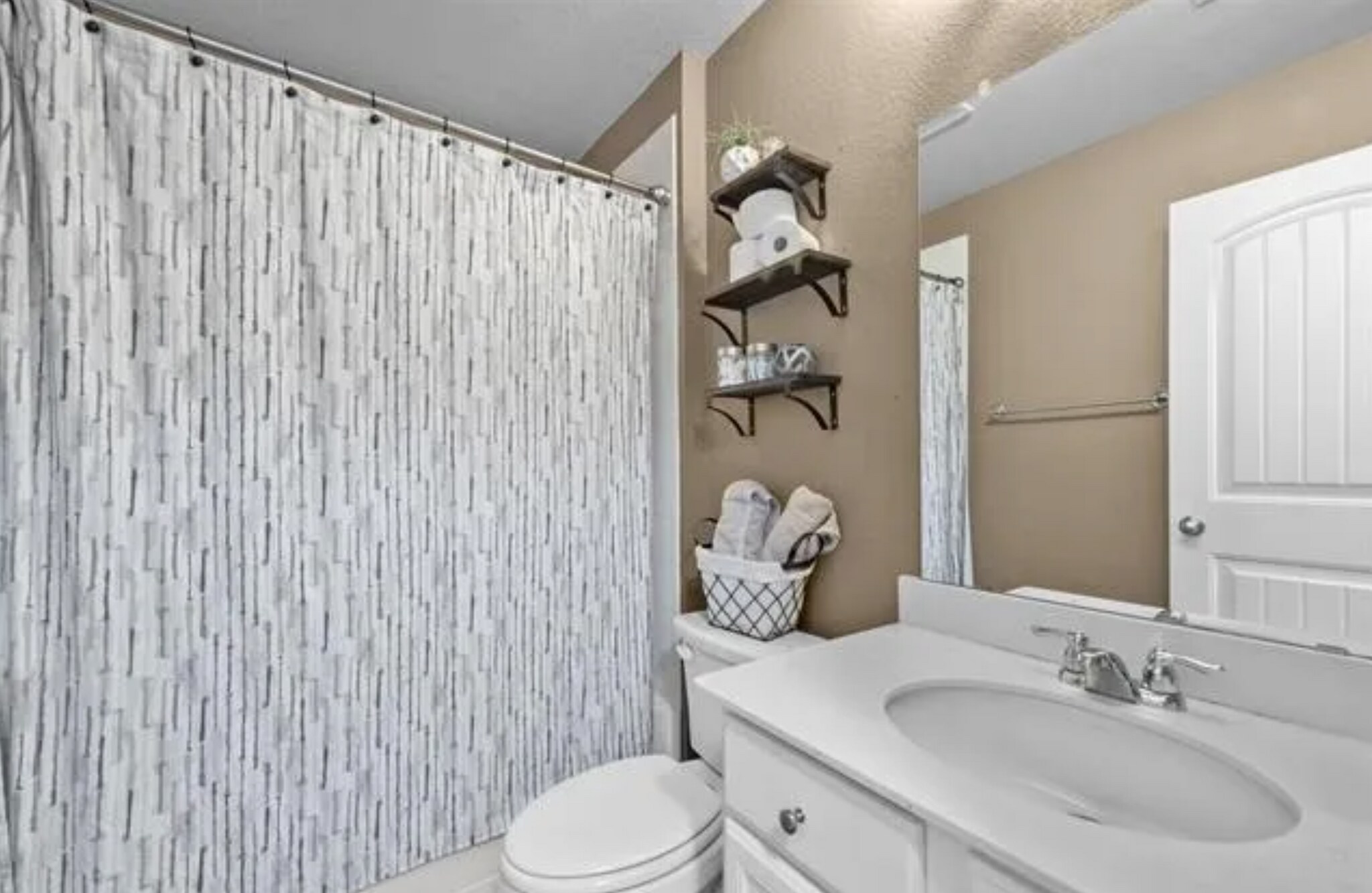 Building Photo - 2107 Hartley Dr