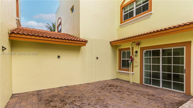 Building Photo - 623 NE 8th Ave