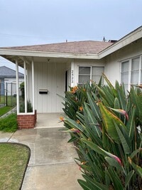 Building Photo - Charming 2-Bedroom Home