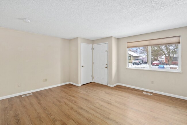 Building Photo - 818 E Princeton Ave