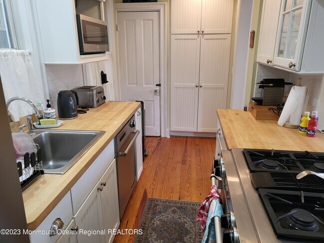 Building Photo - 80 Heck Ave