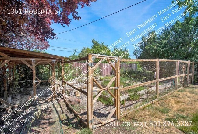 Building Photo - 1351 Roberta St
