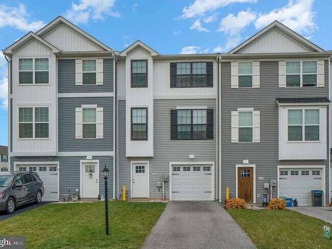 Building Photo - 3 Bedroom Townhome in Hanover
