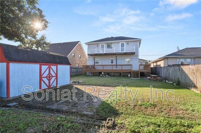 Building Photo - 4421 Lakewood Dr