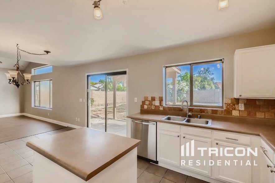 Building Photo - 15950 W Cottonwood St