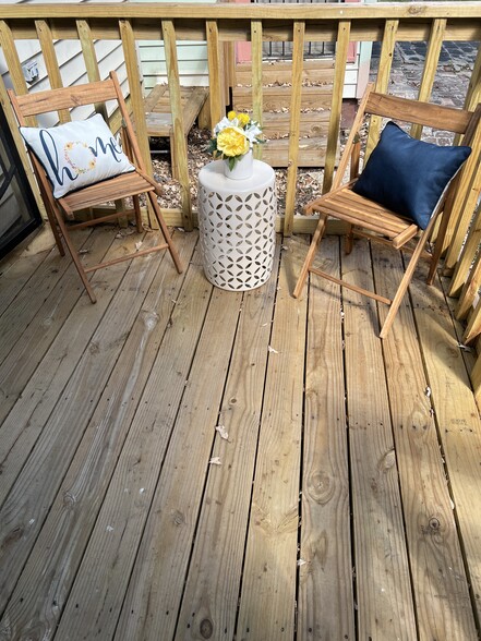 Studio Porch - 1832 Painters St