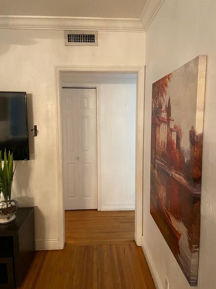 Building Photo - 3725 SW 60th Ct