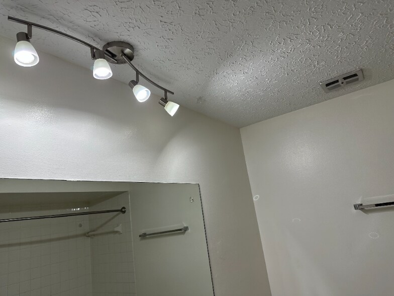 Building Photo - 4390 Darrow Rd