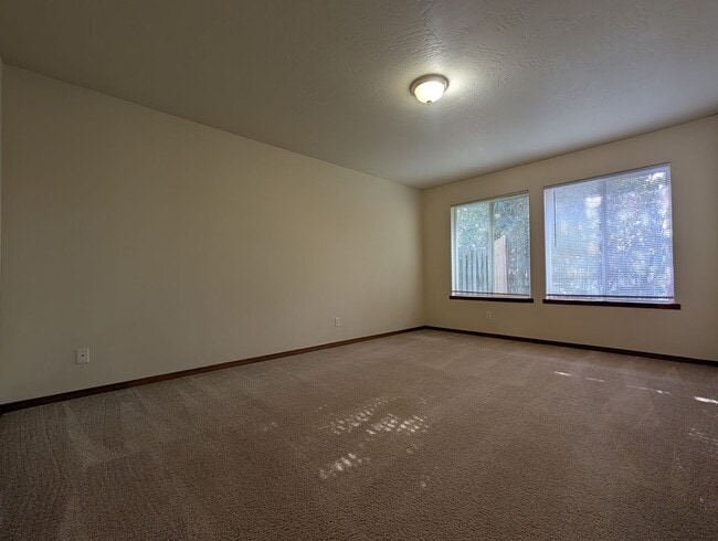 Building Photo - Spacious 2-Bedroom, 2-Bath Duplex In The River Rd Area!