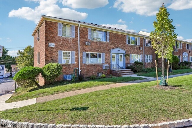 Building Photo - 12 Wedgewood Dr