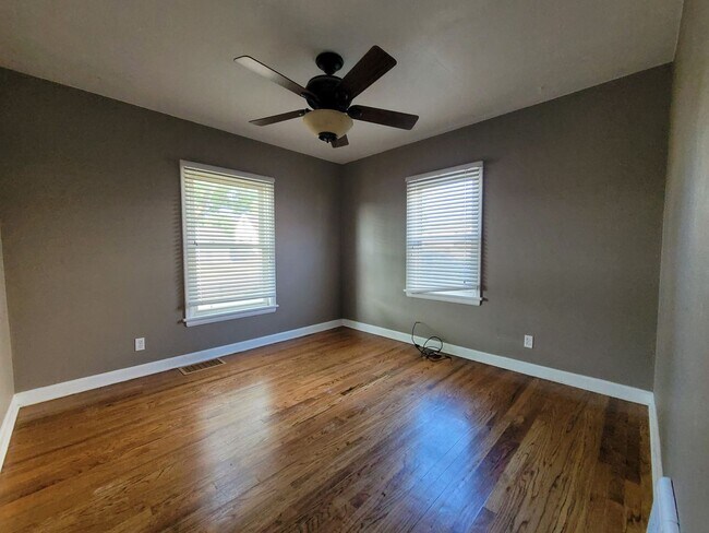 Building Photo - Great NE location 3 bedroom 1 bath, 1 stal...