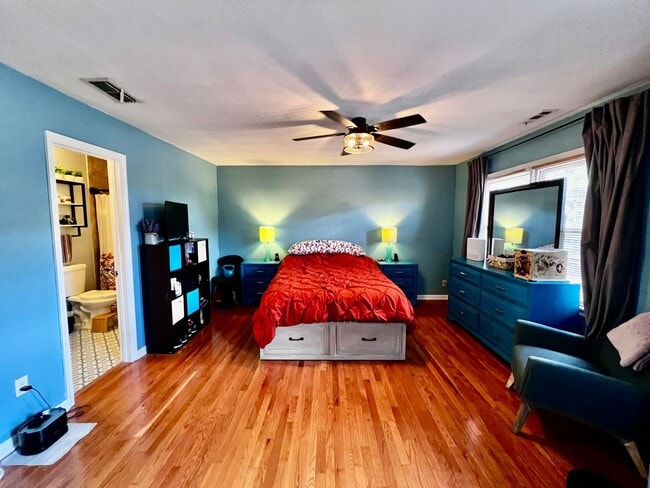 Building Photo - Beautiful End Unit Townhouse