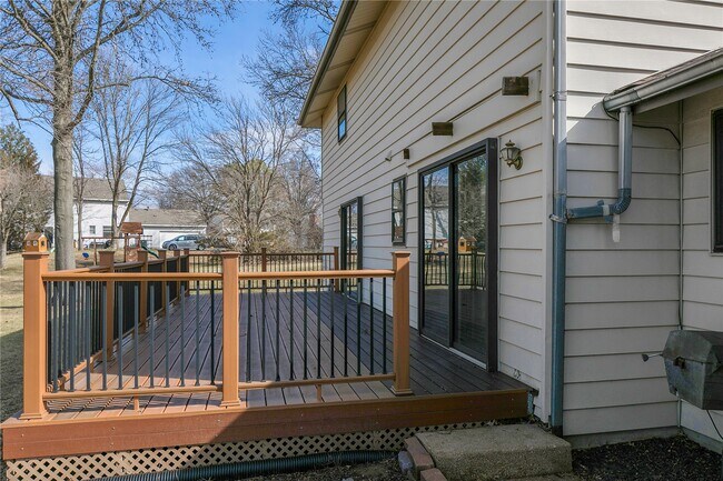 Building Photo - 15575 Clover Ridge Dr