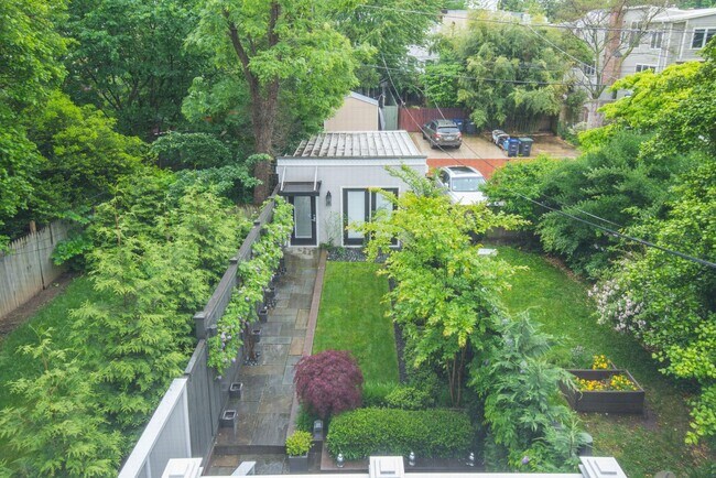 Building Photo - Renovated Contemporary - Available FURNISHED or unfurnished RENTAL