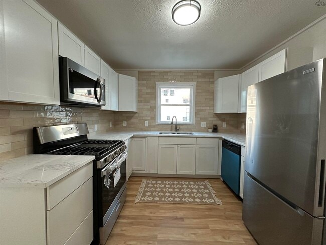 Building Photo - 3213 Hollywood Ave