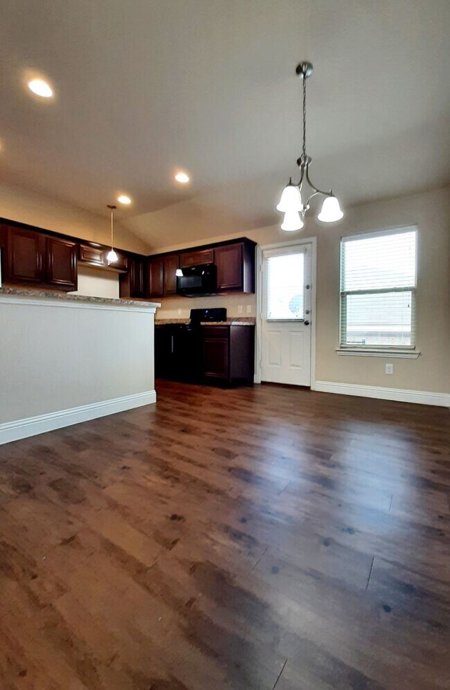 Building Photo - Beautiful 4 Bedroom, 2 Bath in sought after Arlington Neighborhood!