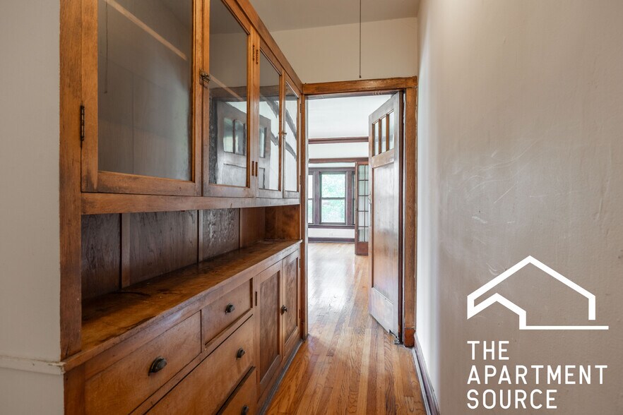 Building Photo - 2434 N Sawyer Ave