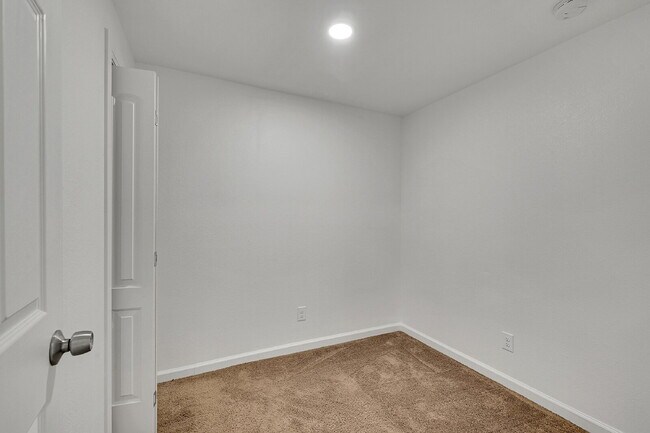 Building Photo - $3,495.00 - 5 Beds, 3.5 Baths, Single Fami...