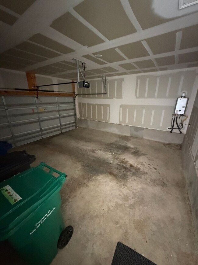 Building Photo - Move in Special! All Appliances included!!