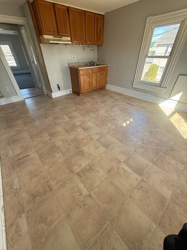 Building Photo - 1001- Up &amp; Down