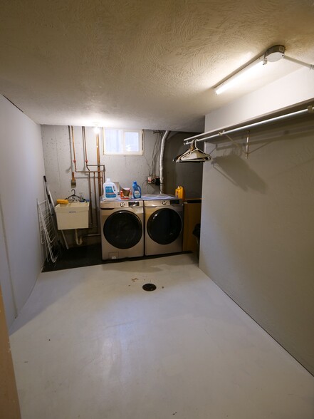 Building Photo - 819 12th Ave