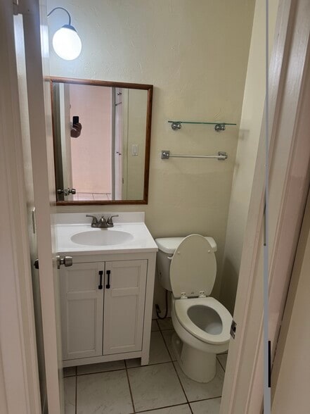 half bath - 2014 Nelson Ave