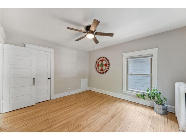 Building Photo - Beautiful 5 Bedroom 3 Bathroom House in MacGroveland