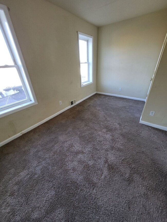 Building Photo - 2 Bed with Finished Basement