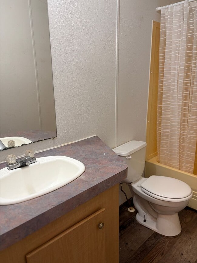 Building Photo - Trailer house; 3 bed 2 bath