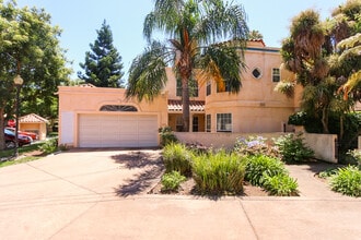 Building Photo - Beautiful 3 bedroom 3 bathroom Home in Mou...