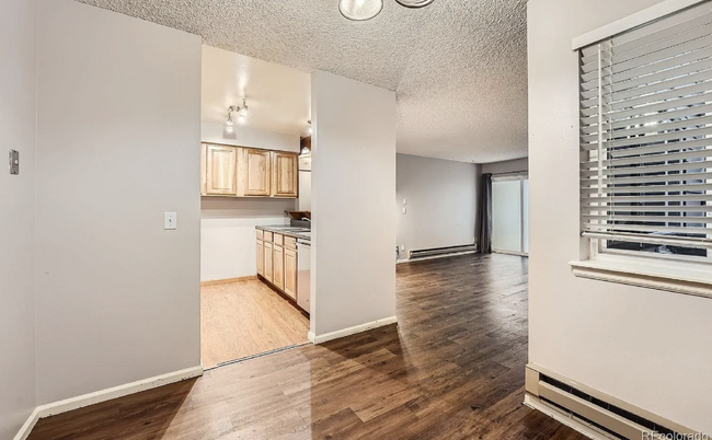 Building Photo - 1-Bed Aurora Gem - Private Balcony, Workin...