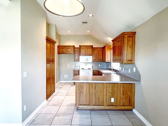 Building Photo - Absolutely Gorgeous Home in Moore with Spa...