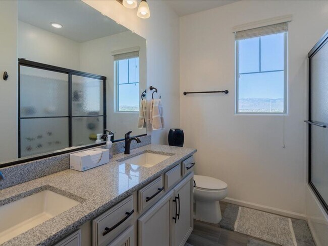 Building Photo - 3 Bedroom, 2.5 Bath