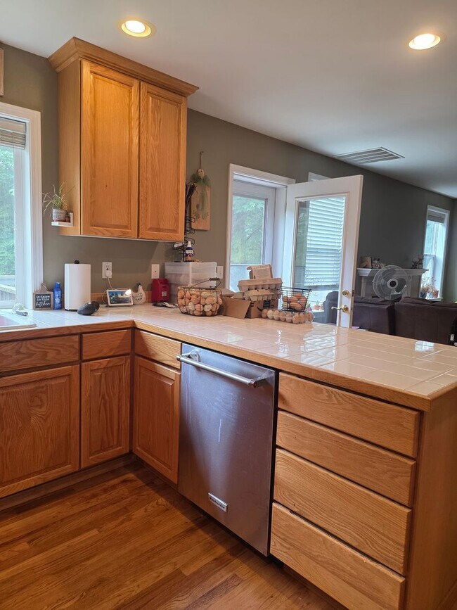 Building Photo - 3 Bedroom Craftsman Style Home in Convenie...