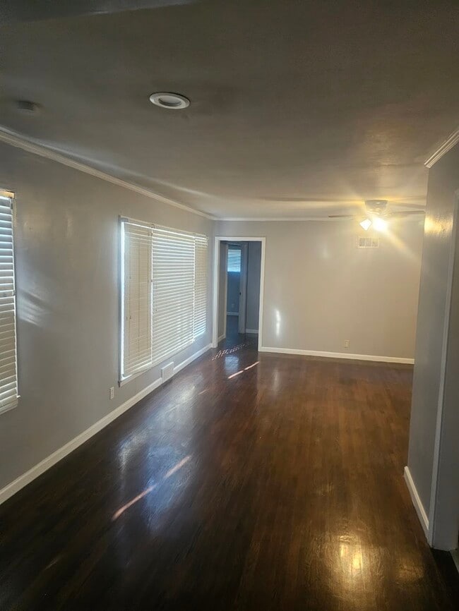 Building Photo - Charming 2 bedrooms and 1 bath home located on Sagamore Rd in Leawood, KS