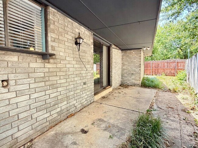 Building Photo - 6612 Crow Cir