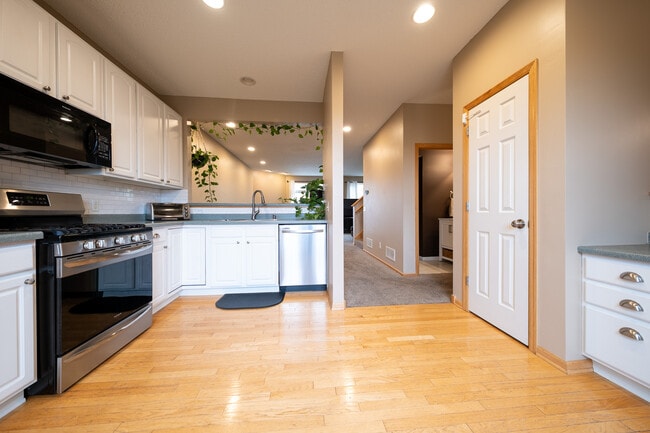 Building Photo - 706 Village Pkwy