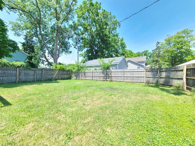 Building Photo - Furnished 2-bedroom, 1-bathroom House in S...